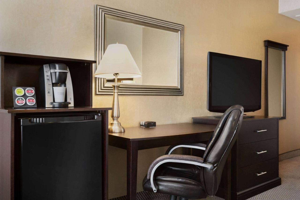 Travelodge By Wyndham Quebec City Hotel & Convention Centre Bagian luar foto