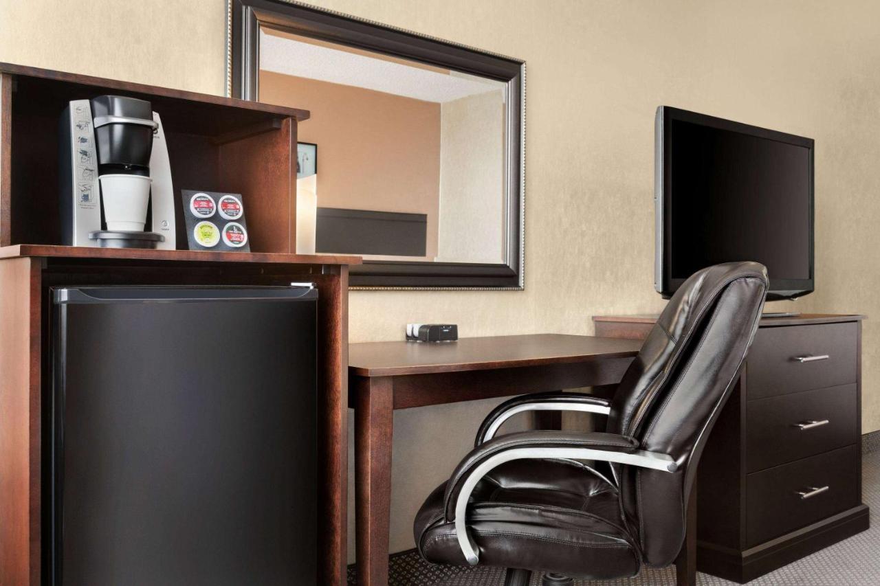 Travelodge By Wyndham Quebec City Hotel & Convention Centre Bagian luar foto