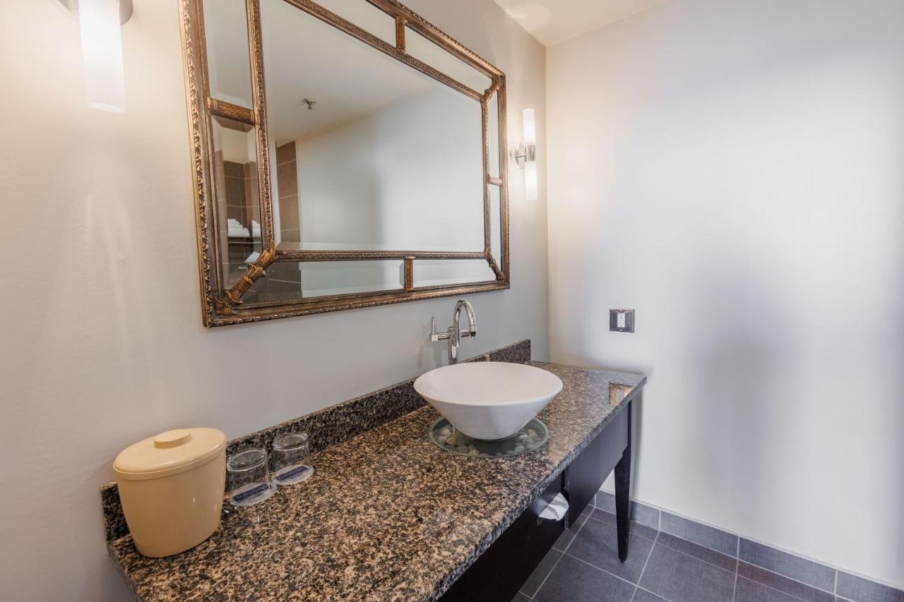 Travelodge By Wyndham Quebec City Hotel & Convention Centre Bagian luar foto